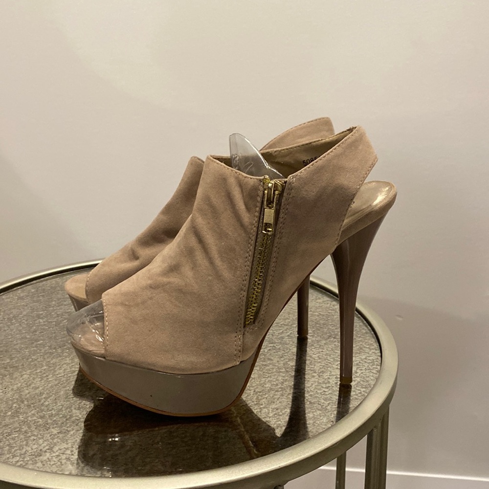 Beige upended toe heels